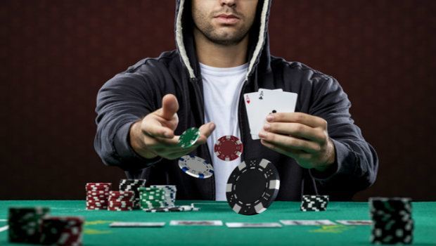 Poker bluff strategy game